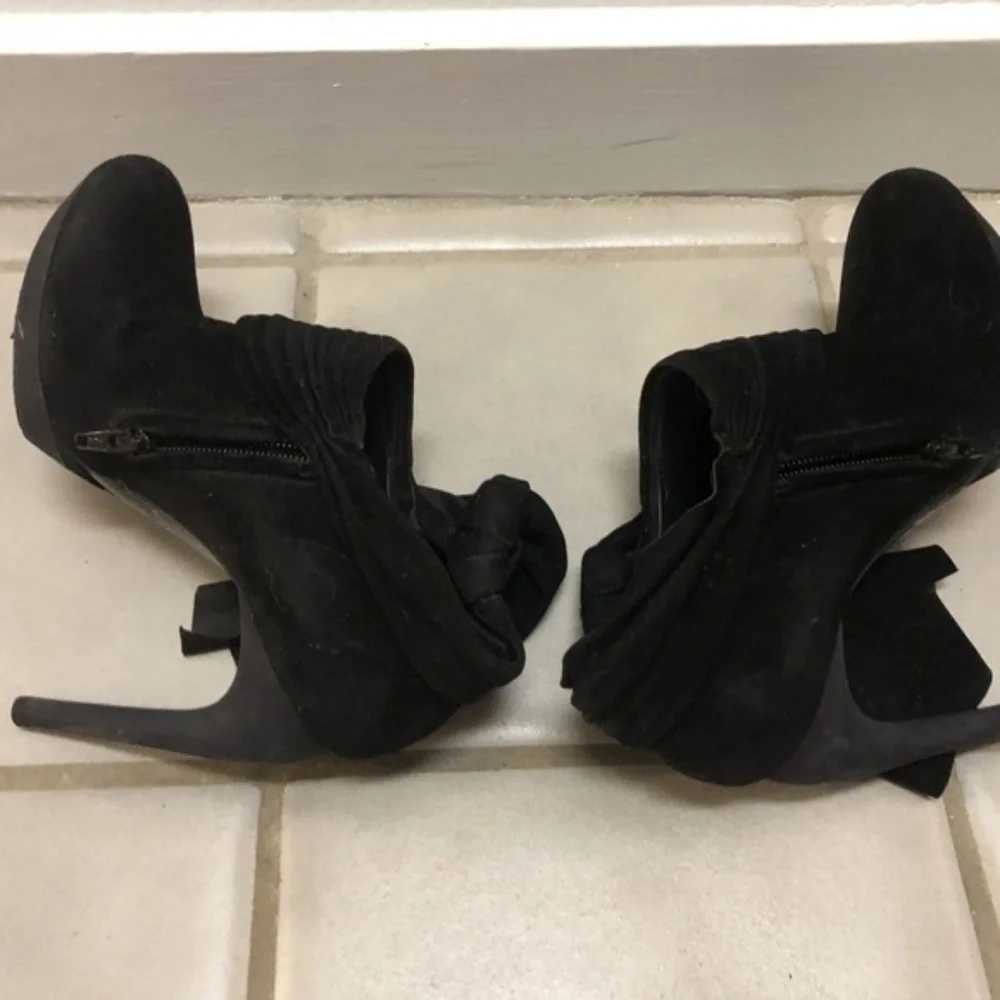 BALENCIAGA sz 37 BOW Black Suede BOOTIES HEELS